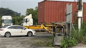 基隆市七堵區今天（4日）下午1時許發生一起意外事件，一名阮姓男子（46歲）在實踐路一處巷口除草時，不明原因遭電擊倒地，救護人員獲報到場時，發現阮男已無生命跡象，且腹部有20至30公分的燒傷，傷者經送醫急後仍不治。