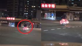 台北松山阿伯機車騎一半著火。（圖／臉書爆料公社）