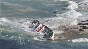 日本漁船伊豆群島觸礁。（圖／美聯社／達志影像）