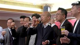 立法院長韓國瑜1日出席台灣工商總會春酒，舉杯敬酒時卻突然皺起眉頭並轉身，背後原因則是「威士忌當茶」誤喝了。