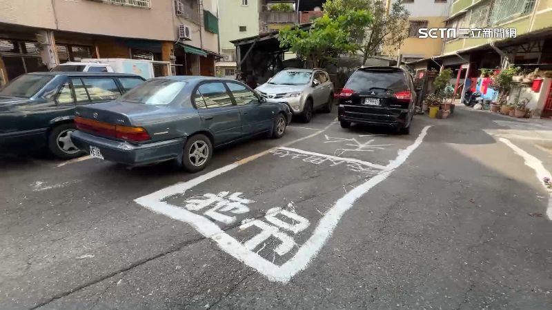 私畫車格寫「拖吊」惹民怨　警方：無違法