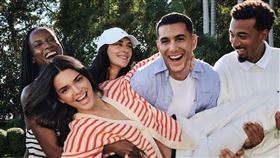 超模及創業家 Kendall Jenner及五位好友共同演繹  TOMMY HILFIGER 經典美式風格及春季新品。（圖／品牌提供）