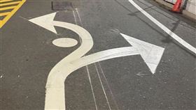 有網友看到高雄三多商圈一處路面交通標線，直呼「台灣的標線劃設已經融入符號學」。（圖／翻攝自夏天車庫 Summer Garage 夏祖亮汽車藝術主題商店 臉書）