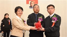 苗縣衛生局長布達交接  楊文志接任苗栗縣政府衛生局原任局長張蕊仙（前左）退休，由社會處長楊文志（前右）接任，4日舉行布達交接典禮，縣府秘書長陳斌山（前中）主持監交。（苗栗縣政府提供）中央社記者管瑞平傳真  113年3月4日
