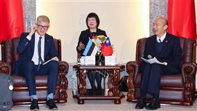 韓國瑜接見愛沙尼亞國會訪團（2）愛沙尼亞國會友台小組主席裴克多（Kristo Enn Vaga）（左）4日率8名跨黨派議員訪台，訪團上午拜會立法院，立法院長韓國瑜（右）親自接見，對訪團表達誠摯歡迎。中央社記者鄭清元攝  113年3月4日