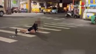 遮車牌衝超商、匍匐過馬路　脫序男遭罰