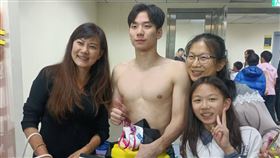 前職棒球員蔡仲南老婆(左)也奉兒女之命跟王冠閎要簽名和拍照。(圖／中華民國游泳協會提供)
