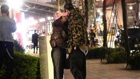 金陽、BIBI兩人旁若無人般親暱互動。（圖／CTWANT）