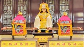 ▲交趾陶媽祖與木製迷你神轎。（圖／白沙屯拱天宮提供）