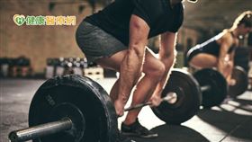 男生健身通常想要增強肌力與肌肥大，幫助肩、胸、背、手臂訓練出明顯的肌肉線條，甚至希望擁有撐爆的效果，但值得注意的是運動時需選擇合身但不緊身的機能健身衣。