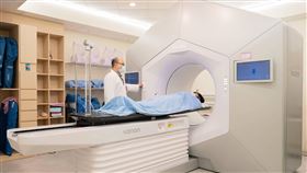 男肺癌晚期（示意圖，非本人），接受好神刀放射線治療後，成功消除腫瘤，讓病患及家屬感到非常滿意。（圖／聯新國際醫院提供）