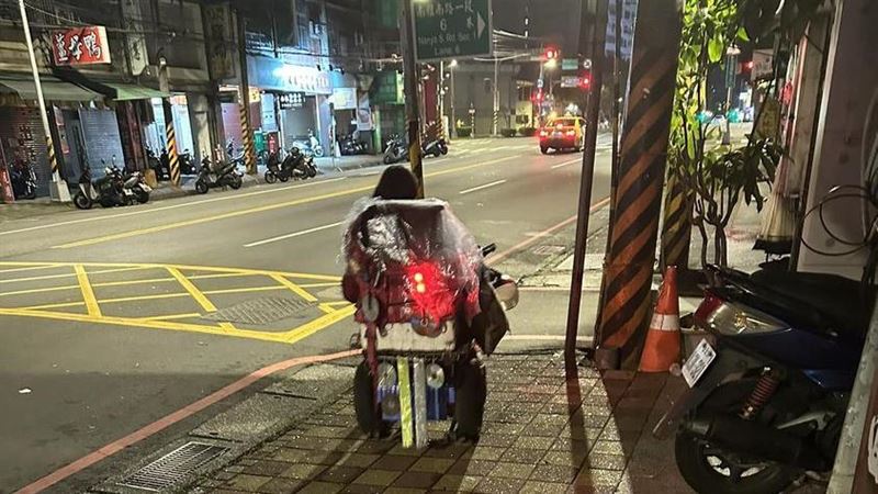 老闆怨外送遲到！輪椅男一張照感動2萬人