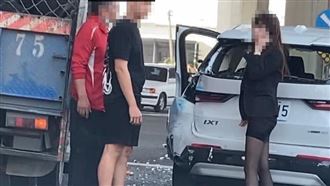 BMW被小貨車撞！網見黑絲妹歪樓：真香