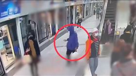 北捷南港展覽館捷運站女子被潑不明液體。（圖／翻攝畫面）
