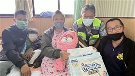 台東孕婦昏倒CPR救回2命  女嬰5個月後健康出生台東南迴線大溪部落許姓孕婦（右3）112年10月在家忽然昏倒，失去生命跡象，經丈夫實行CPR、消防局和醫師鄭宏熙（右2）聯手救回婦女和胎兒，女嬰4日健康出生，恰好是鄭宏熙生日，他前往探望並送上尿布祝賀。（台東縣消防局提供）中央社記者盧太城台東傳真  113年3月5日