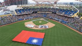 一年一度的中華職棒明星對抗賽，本次分為明星隊以及中華隊進行挑戰，除了主要賽事以外亦有全壘打挑戰賽等技巧競賽活動，同時也有啦啦隊以及歌手的表演，現場十分震撼（圖／CPBL中華職棒FB）