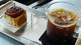 坐坐吧 西門紅樓限定店使用量杯與牙醫內視鏡，充滿「食驗」精神（圖／坐坐吧 西門紅樓限定店提供）