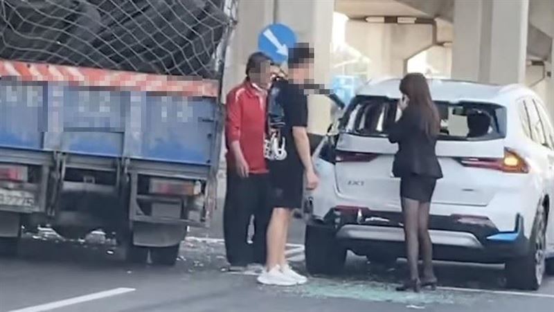 BMW黑絲妹紅燈被撞　高雄警方說話了