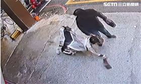 周思潔跌倒畫面曝！被地面突起物絆倒踉蹌（圖／翻攝畫面）