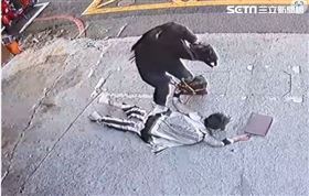 周思潔跌倒畫面曝！被地面突起物絆倒踉蹌（圖／翻攝畫面）