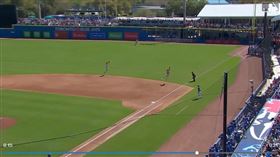 ▲哈波（Bryce Harper）在一壘展現「空中抓飛鳥」美技。（圖／翻攝自MLB官網）