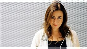 雪梨交響樂團Sydney Symphony Orchestra，SSO）宣布，將與現任首席指揮席夢．楊（Simone Young）延長合約2年，至2026年底為止。