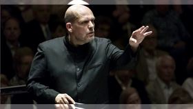 即將於本樂季結束時離開紐約愛樂音樂總監現職的梵志登（Jaap van Zweden），除了剛於年初轉戰首爾愛樂（Seoul Philharmonic Orchestra），轉頭又接了法國廣播愛樂音樂總監，預計於2026-27樂季就任。