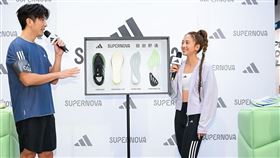 透過「跑步教官」修杰楷的經驗指導，與吳映潔一同探索SUPERNOVA的超舒適秘訣。（圖／品牌業者提供）