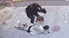 周思潔跌倒畫面曝！被地面突起物絆倒踉蹌（圖／翻攝畫面）