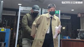 ▲台籍通緝犯石茂強在泰國遭槍殺，被泰國警方列為共犯的周昱帆(後)戴著棒球帽、口罩遮臉，低頭在律師緊牽下，不發一語快速進入法庭。（圖／記者楊佩琪攝）