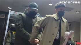 ▲台籍通緝犯石茂強在泰國遭槍殺，被泰國警方列為共犯的周昱帆(後)戴著棒球帽、口罩遮臉，低頭在律師緊牽下，不發一語快速進入法庭。（圖／記者楊佩琪攝）
