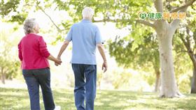 不少年長者因排尿障礙出門不方便甚至不敢出門。