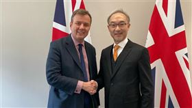 英國商貿副大臣（左）會晤駐英代表姚金祥（右）。（圖／翻攝自韓斯官方X @GregHands）