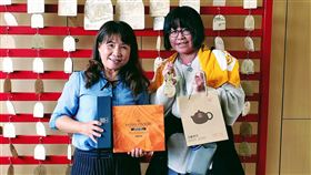 祖父曾任台南鹽水國小校長  日女造訪尋根日本女子宮崎留美子（右）4日造訪祖父在日治時期擔任校長的台南市鹽水區鹽水國小，校長王惠足（左）協助完成尋根之旅。（王惠足提供）中央社記者楊思瑞台南傳真  113年3月5日