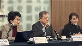 韓國大學申請增招醫學生逾3000人 醫界批與現實脫勾大韓醫師協會非常對策委員會對外合作委員安德宣（中）等反對醫學院增招的醫界代表5日舉行外媒記者會。中央社記者廖禹揚首爾攝  113年3月5日