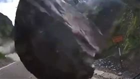 祕魯，山區，目睹恐怖山崩，巨石砸毀貨車，司機神反應跳車逃生，行車紀錄器錄下落石砸車驚悚影像(圖／翻攝自X)