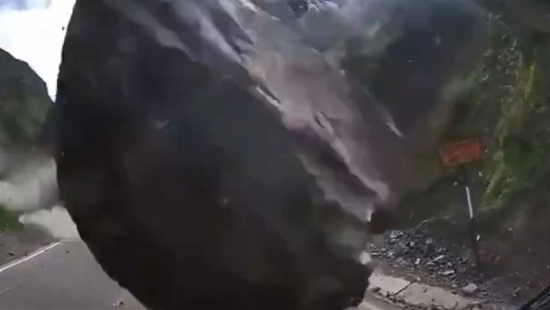 目擊飛天巨石砸車！司機1秒神反應躲死劫