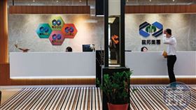 朱國榮因涉犯以人頭戶炒作龍邦股票，且涉犯中信金併台壽保內線交易，分別遭判8年和16年徒刑。（圖／鏡週刊）