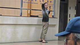 統促黨成員陳亞豪，交保時，北檢打記者(圖／翻攝畫面)