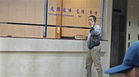 統促黨成員陳亞豪，交保時，北檢打記者(圖／翻攝畫面)