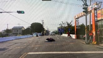 女騎士闖紅燈擦撞直行孕婦　幸母子均安