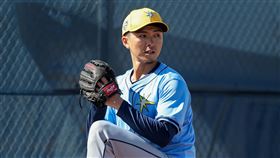 ▲上澤直之熱身賽第2戰，解決同胞吉田正尚。（圖／路透社／達志影像）