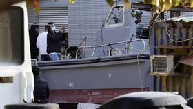 中國快艇翻覆案  死者家屬重查事故艇中國快艇翻覆2死風波，部分死者家屬和陸方代表24日下午前往第9海巡隊查看2艘事故船艇，並由海巡人員在旁錄影，他們則帶著手機、相機等錄影器材及紙、筆、尺記錄。中央社記者張已(??兼)攝  113年2月24日