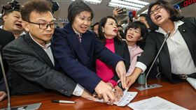 立法院內政委員會  藍綠搶登記程序發言立法院4日邀請海洋委員會、大陸委員會、國防部等部會就「金門撞船案：翻船執法過程及後續處理」進行專題報告。圖為國民黨與民進黨的立委為了搶登記程序發言，吵成一團。中央社記者鄭清元攝  113年3月4日