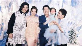 （左起）向佐、郭碧婷、向華強、陳嵐一家人的動向屢屢備受關注。（圖／翻攝自向佐微博）