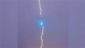 一架飛機周末從溫哥華國際機場起飛後被閃電擊中畫面被民眾拍下，閃電擊中飛機發出藍光照亮整片天空，不過飛機似乎並未受到影響。（圖／翻攝自X）