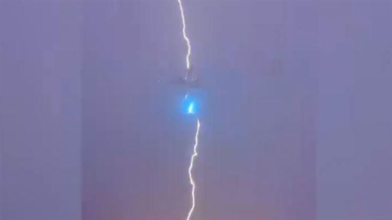 雷擊波音777客機！閃電垂直穿過畫面曝光