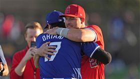 ▲大谷翔平、「神鱒」楚奧特（Mike Trout）賽前擁抱。（圖／翻攝自MLB Japan臉書）