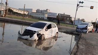 「神鴨」被撞衝進水田　民眾助女駕駛脫困