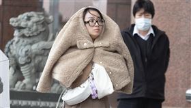 鋒面通過強烈冷氣團南下  留意天氣變化（1）氣象署表示，6日鋒面通過及強烈大陸冷氣團南下，天氣有明顯轉變，北台灣轉為短暫陣雨，氣溫將明顯下降。圖為台北市中正區外出民眾拉起外套擋風防寒。中央社記者謝佳璋攝  113年3月6日